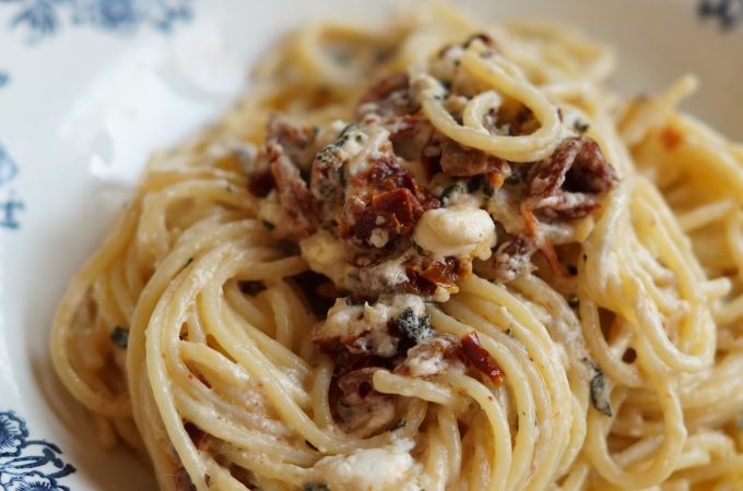 Spaghetti met Salieboter, Zongedroogde Tomaatjes & Feta